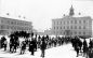 Gävle sports 4. Young skiers going to a shooting competition. 1909. Author: Gustaf Reimers (Arkiv Gävleborg).