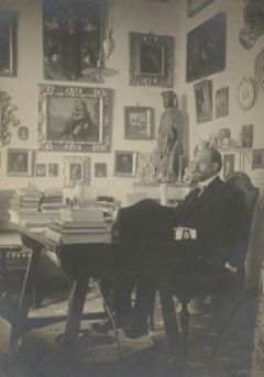 Retrat de Josep Dalmau al despatx de les Galeries Dalmau del carrer Portaferrisa (Autor desconegut), 1911-1923