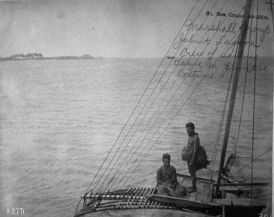 Sailing_Canoe_and_Crew,_Jaliut_Lagoon,_Marshall_Islands_(1899-1900)